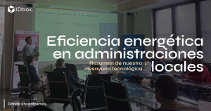 Reunión empresarial sobre eficiencia energética en administraciones locales, con presentación visual en sala de conferencias