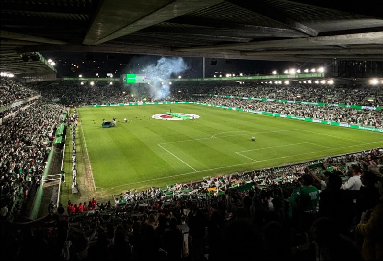 celebración del ascenso del Racing de Santander dentro de El Sardinero